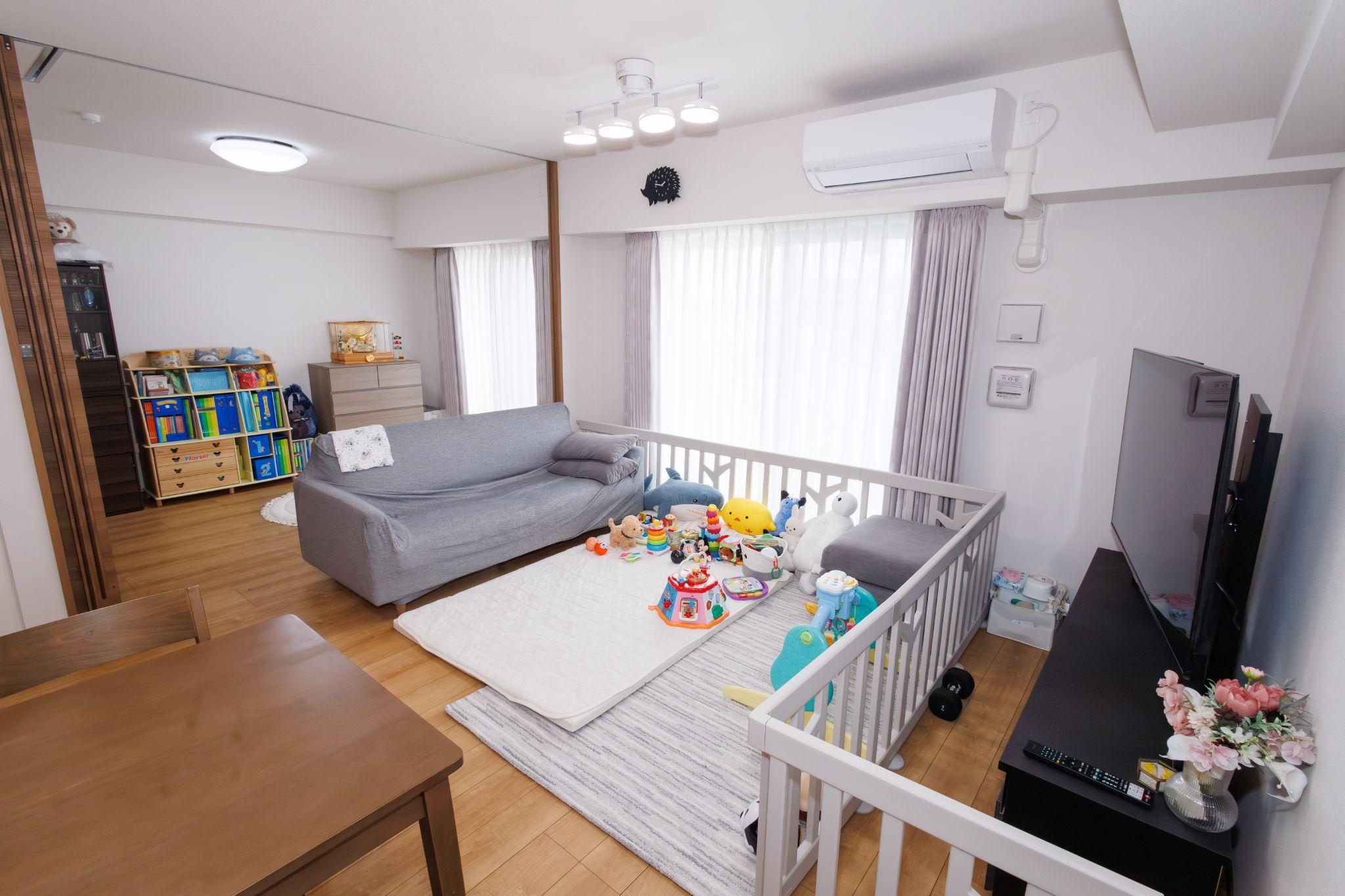 隣接する部屋の扉を開け放して、2LDKのように広く使えるリビング